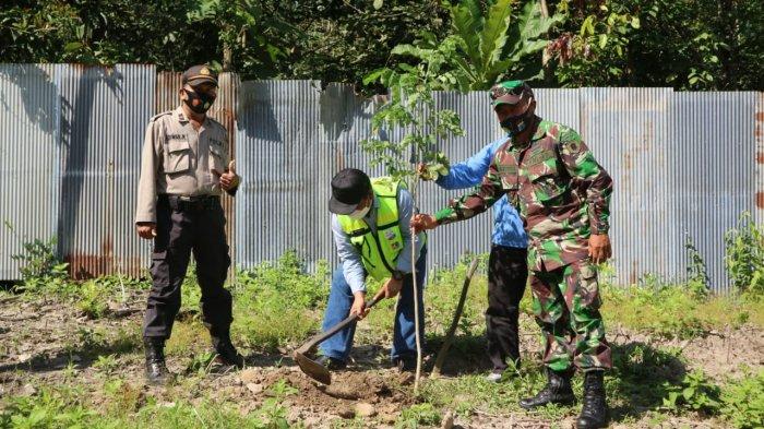 120 Pohon Ditanam di Taman Menanti Laburan Desa Padang Panjang Tabalong, ini Tujuannya