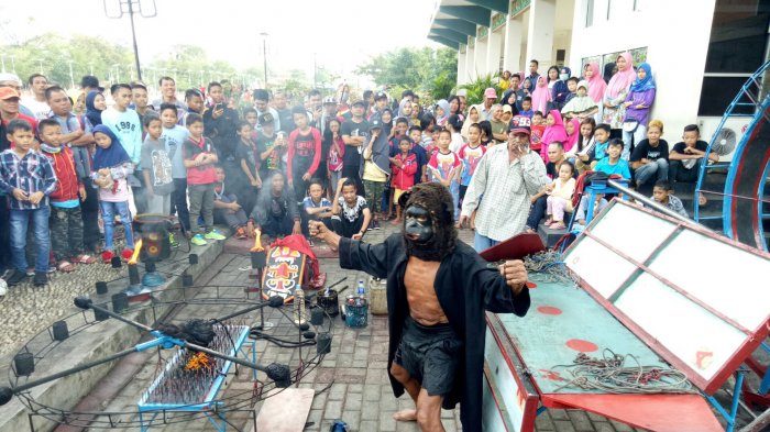 Kai Api Tampilkan Atraksi Baru, Tidak Menggunakan Api Tapi Lakukan Trik Ini