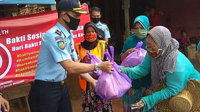 Lapas Banjarbaru Bagi Hasil Panen untuk Warga Terdampak di Sungai Tiung