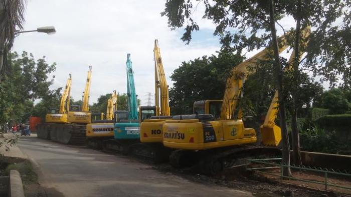 10 Ekskavator Ini Siap di Lokasi untuk Ratakan Kalijodo