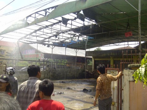 Kanopi Showroom Mobil Hangus Terbakar