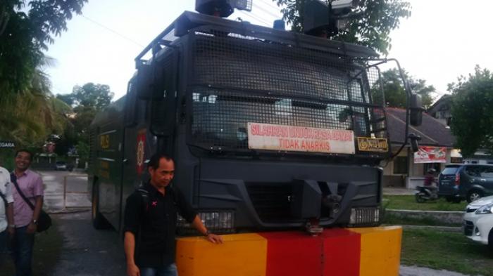 Pembacaan Putusan Gugatan UJ Ditunda Besok, KPU Kalteng Dijaga Mobil Water Canon 