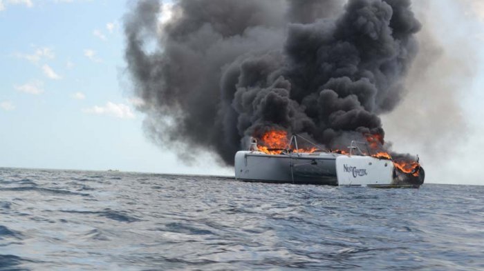 Sebuah Kapal Turis  Tiba-tiba Dilalap Api di Sekitar Pelabuhan Flores