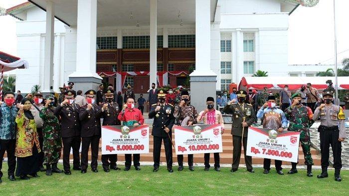 Kapolda Kalsel Serahkan Penghargaan Pemenang Kampung Tangguh Banua