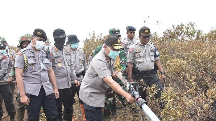 Tim Gabungan Dibantu Helikopter Water Boombing Jinakkan Api di Batas MH2T Perkantoran Gubernur