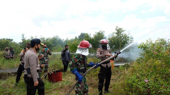 Kapolda Kalsel Langsung Memimpin Simulasi Pemadaman Karhutla