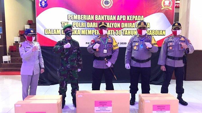 Kapolda Kalteng Serahkan 200 Stel APD Kepada Tim Medis RS TNI-Polri