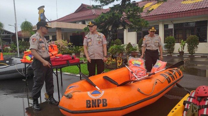 Siaga Penanggulangan Bencana Saat Musim Hujan, Kapolres HSU Cek Kondisi Peralatan SAR