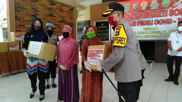 Polres Tanbu Bagi Sembako, Begni Senangnya Tukang Becak Ini