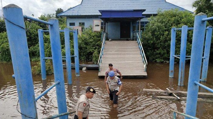 Waspada Luapan Air, Kapolsek Bukitbatu Palangka Pantau Debit Sungai Rungan