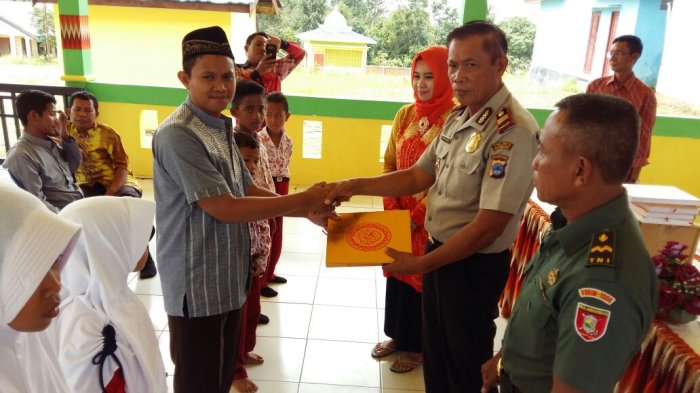 Belasan Santri Tersenyum, Kapolsek Pulaulaut Tengah Serahkan Bantuan Alquran