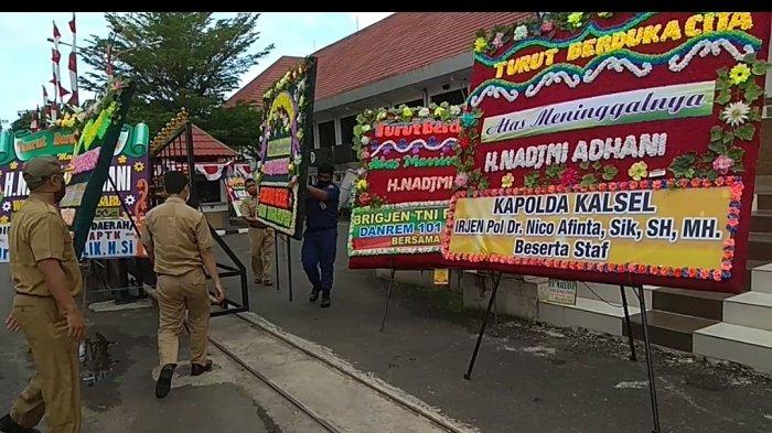 Ratusan karangan bunga terus berdatangan dan memenuhi balai kota Pemko Banjarbaru, Selasa (11/8/2020).