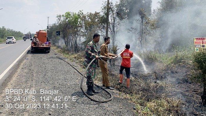 Api Karhutla di Dekat RSJ Sambang Lihum Kabupaten Banjar Kalsel Diatasi Petugas Gabungan