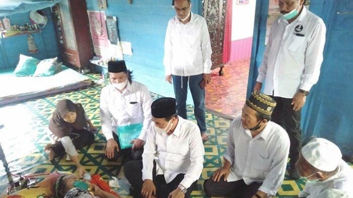 Kunjungi Warga Sakit dan Rumah Reot di Kusan Hilir Tanbu, Zairullah Azhar Didoakan Jadi Bupati