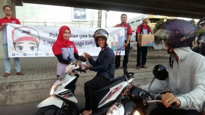 150 Paket Takjil yang Dibagi Karyawan JNE di Perempatan Gatot Ludes Dalam Sekejap