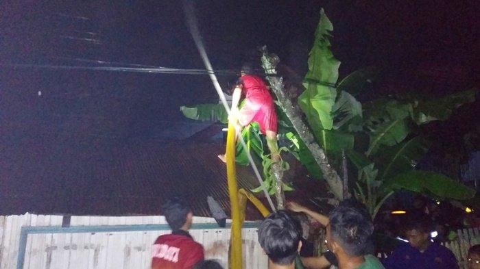 BREAKING NEWS Kebakaran di Ampera Banjarmasin Kalsel, Api Jilat Lantai Dua Rumah Warga