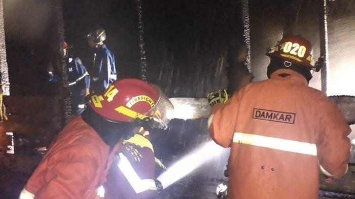 Kebakaran Gegerkan Warga Hikun Kabupaten Tabalong Saat Tengah Malam, 1 Rumah Hangus
