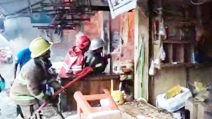 Pedagang Pasar Taibah Kota Martapura Evakuasi Barang Saat Terjadi Kebakaran