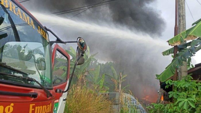 Kebakaran di Kalsel, Gudang di Sarigadung Kabupaten Tanbu Diamuk Si Jago Merah