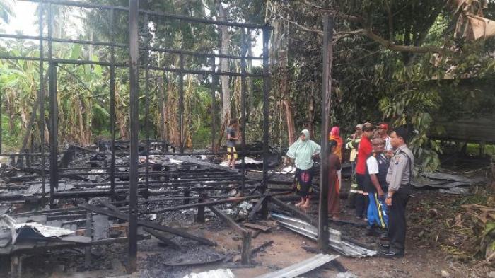 Ditinggal Mengajar, Rumah Guru di Desa Sarangtiung Kotabaru Jadi Arang
