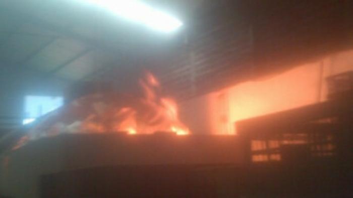 Warga dan Pekerja Turun Tangan Lakukan Pembasahan