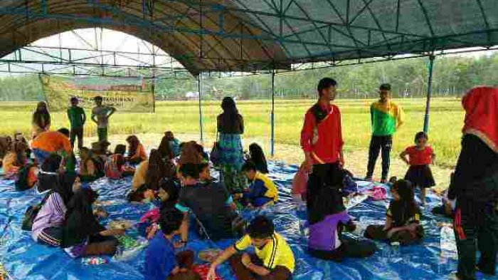 Pelajar Dua Kecamatan Ikuti Lomba Badaku dan Bakiak di Aruh Banih Kecamatan Jaro