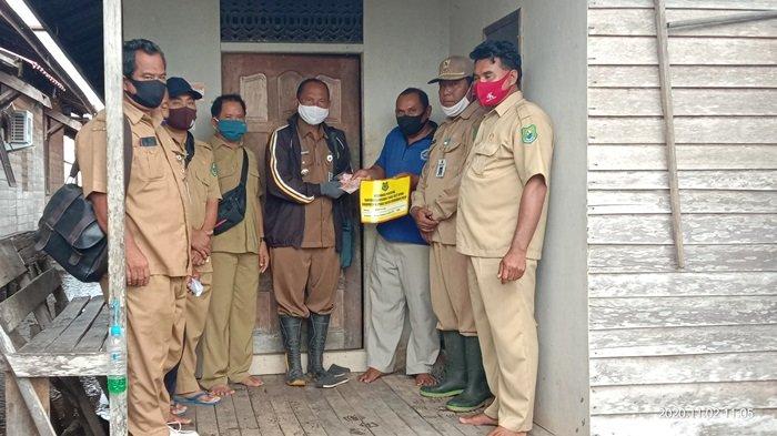 Penyaluran BLT APBD di Desa Cemara Labat Kapuas Kuala Diberikan Langsung dari Rumah ke Rumah