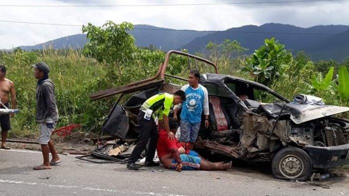 Truk Vs Pikup Adu Kuat di Jalan Trans Kalsel-Kaltim Tanahbumbu, Sopir Pikup Sempat Terjepit di Kabin