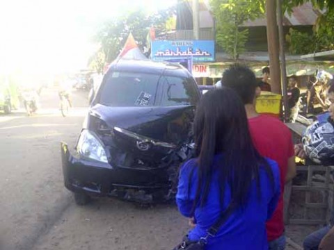 Lagi Parkir, 2 Motor Remuk Diseruduk Avanza