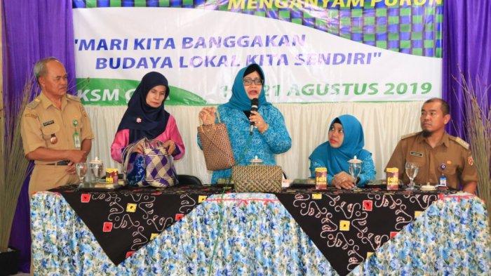 Ketua TP PKK Kota Banjarbaru Membuka Pelatihan Menganyam Purun di Kelurahan Palam