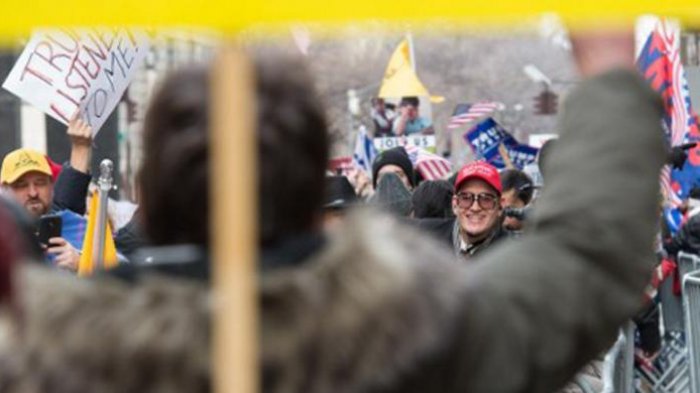 Massa Pro-Trump dan Anti-Trump Berhadap-hadapan di Luar Trump Tower: Beri Presiden Baru Kesempatan