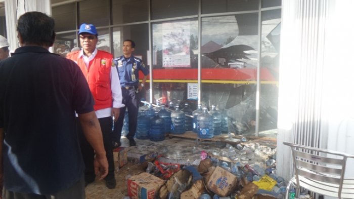 Mobil Pemadam Kebakaran Berdatangan ke Alfamart