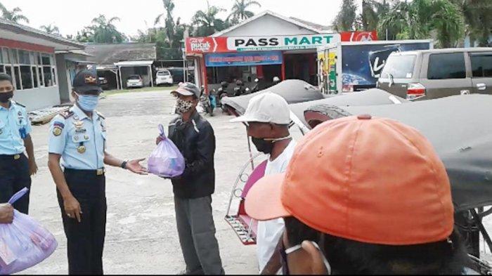 Dapat Bantuan Sembako dari Lapas Teluk Dalam, Iwan dan Puluhan Warga Semringah