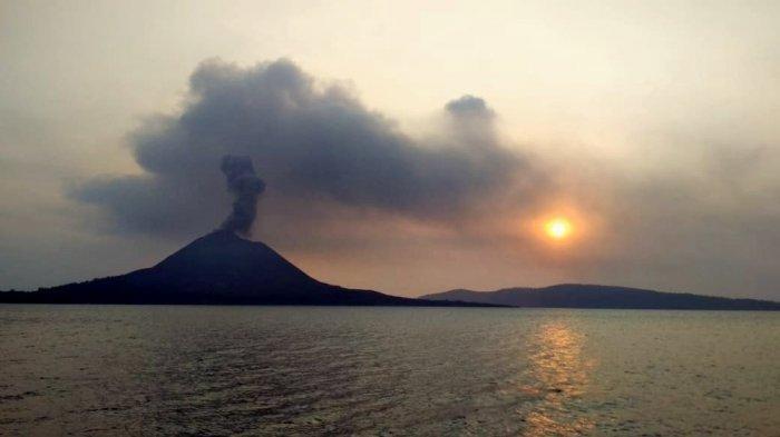 VIDEO Penampakan Erupsi Gunung Anak Krakatau, Terlihat Menyeramkan karena Disertai Petir Menyambar