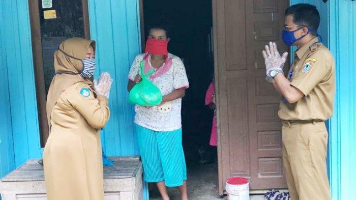 Guru dan Staf SMAN 1 Halong Kumpulkan Iuran, Beli Sembako dan Masker untuk Siswa dan Warga