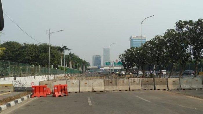 Cegat Kedatangan Demonstran, Polisi Tutup Jalan ke DPR Pakai Separator dan Kawat Berduri 4 Lapis