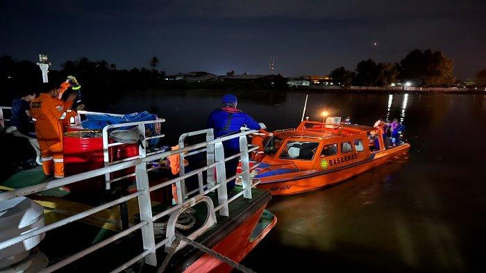 Dievakuasi dari Palka Tongkang di Perairan Sungai Barito, Ini Identitas Tiga Korban Tewas