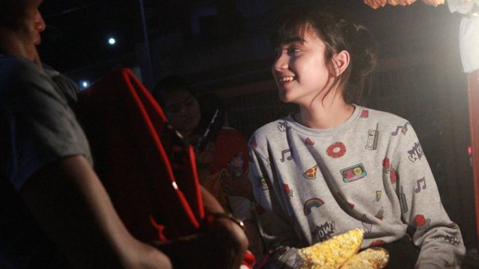 Gadis Ayu Penjual Popcorn ini Bikin Heboh di Internet karena Kecantikannya, Jualannya Langsung Laris