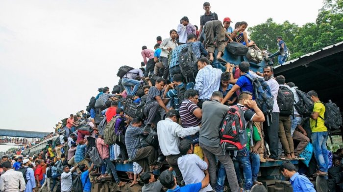 Ngeri, Lokomotif 'Ditimbun' Lautan Manusia yang Berjuang untuk Pulang ke Rumah