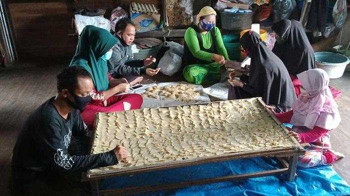 Pemuda Desa Pingaran Ilir Astambul Banjar Ini Gigih Bimbing Warga Kembangkan Potensi Kerupuk Gandum