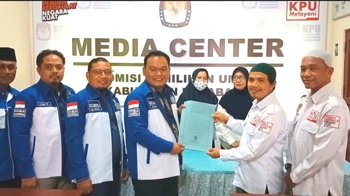 Ketua DPD PAN Kotabaru Sambangi Kantor KPU Kotabaru, Serahkan SK Kepengurusan Baru