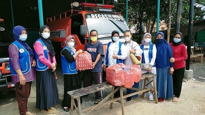 Iwapi DPC Kota Banjarbaru Dan Regas Gelar Jumat Berkah, Bagikan Nasi Kotak untuk Dhuafa