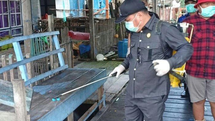 Ketua Komisi II DPRD Kotabaru Turun ke Gang Semprotkan Disinfektan