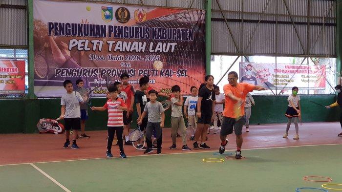 Semangati Anak-anak Latihan Tenis, Ketua Pengkab Pelti Tala Ikut Contohkan Gerak Pemanasan