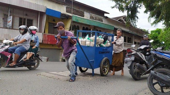 Nayar Angkut Sembako Pakai Gerobak, Bagikan ke Warga Terdampak Covid-19
