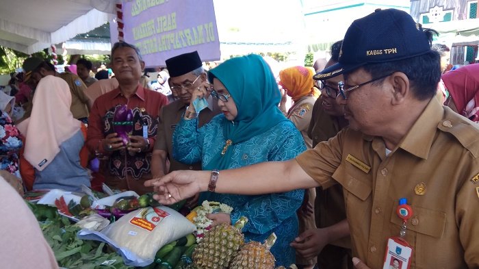Usai Buka Pasar Murah Ramadhan, Ketua TP PKK Banjar Langsung Borong Produk Warga Banjar