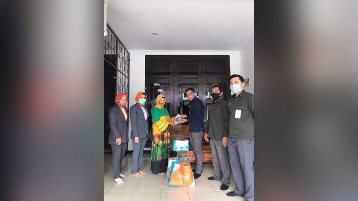 Ketua TP PKK Kabupaten Tala Terima Bantuan dari BNI Pelaihari untuk Warga