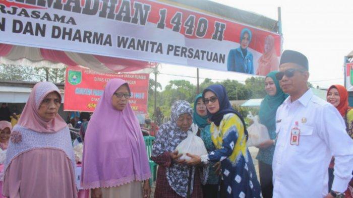 Warga Serbu Pasar Murah Hasil Kerja TP PKK Bekerja dan Disdagri Tanahbumbu di Desa Sejahtera