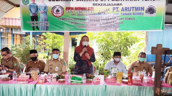 Ketua Dekranasda Hj. Wahyu Windarti Zairullah Tutup Pelatihan Tenun bagi Remaja