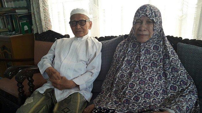 KH Drs Tabrani Basri dan Hj Rasidah kala menceritakan selamat dari kecelakaan pesawat Haji di Colombo